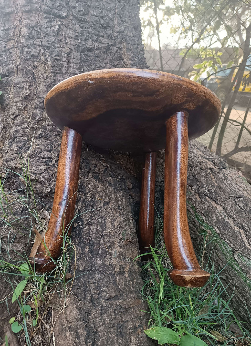 Miniatura: three legged stool