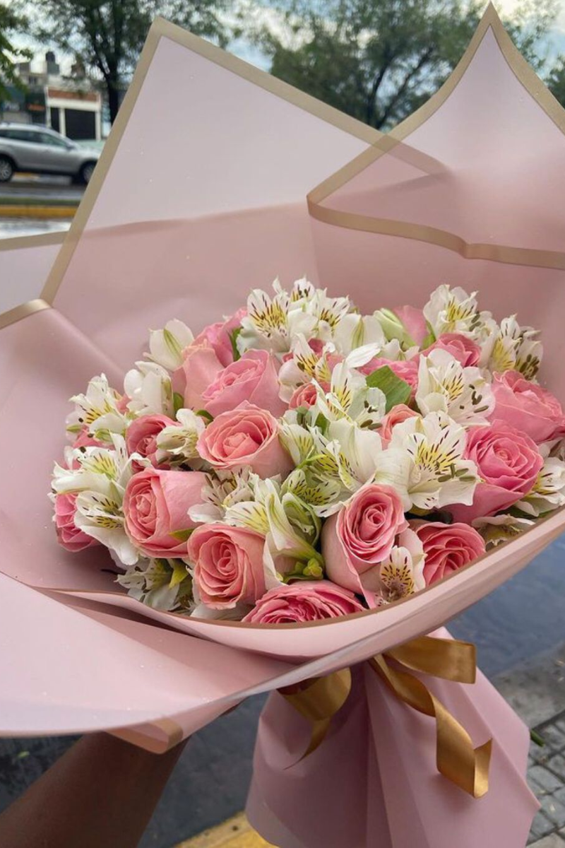 Astromelias y rosas en ramo