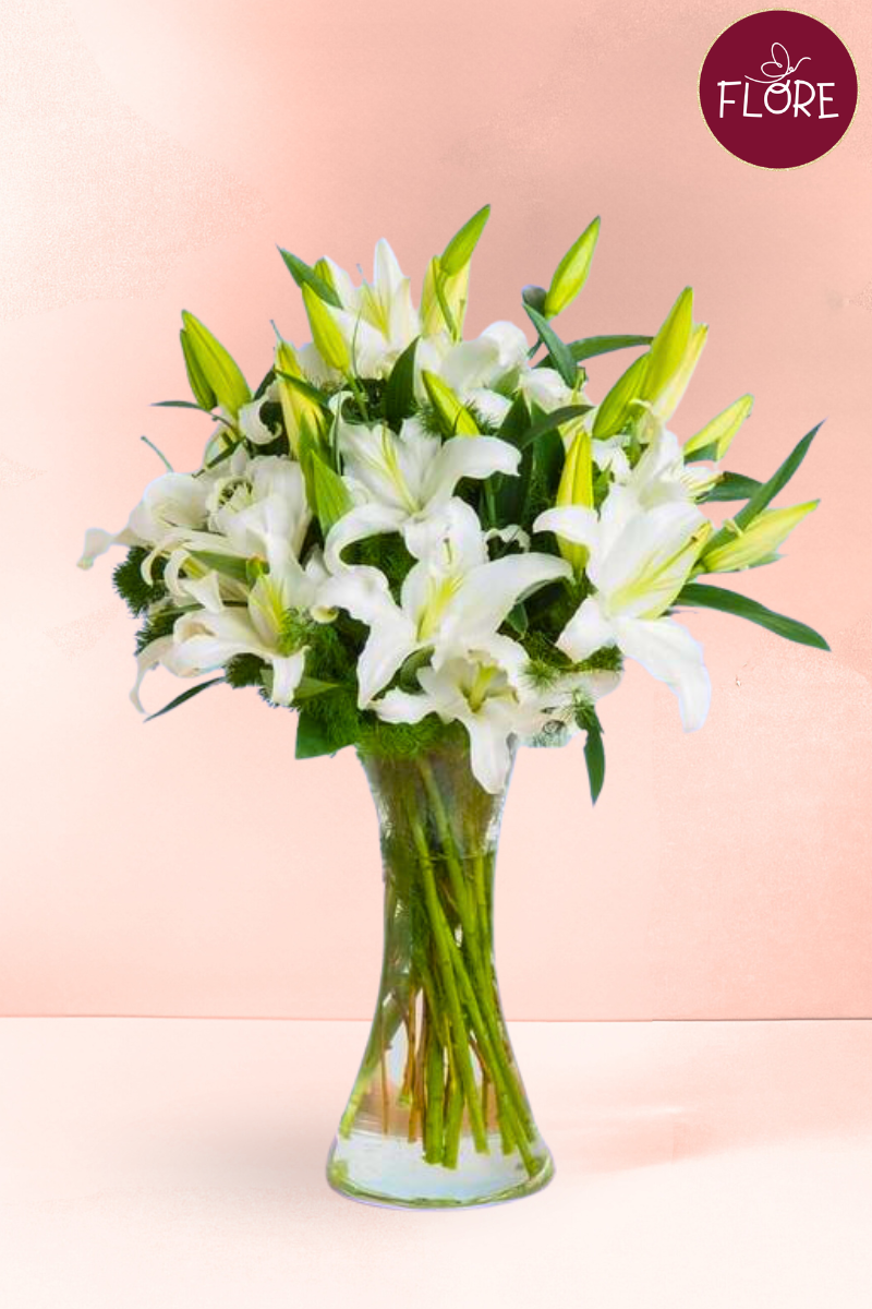 Lirios blancos en florero