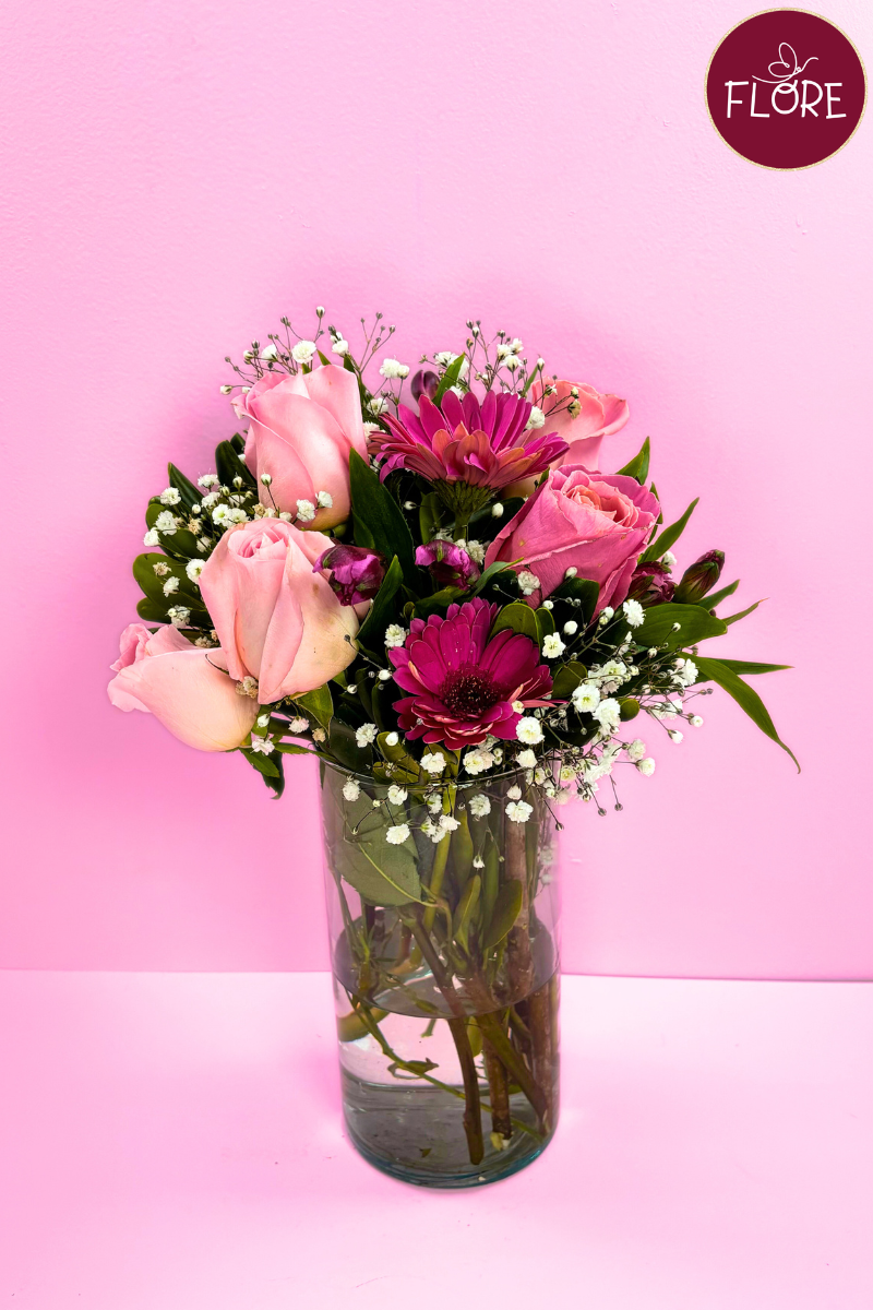 Gerberas con rosas en jarrón