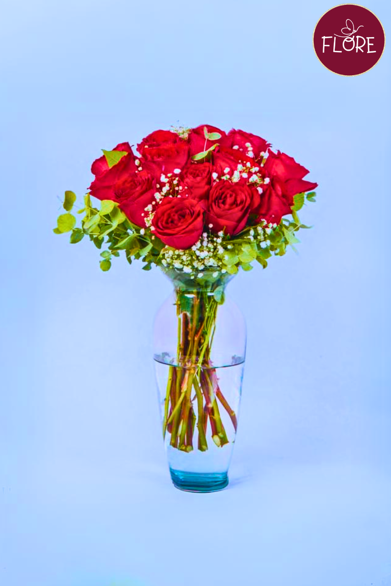 Florero con 12 rosas