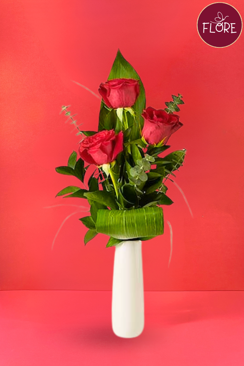 3 Rosas rojas en florero