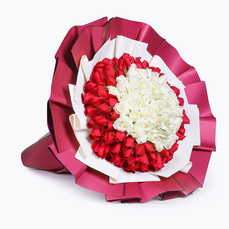 Ramo de rosas blancas y rojas buchones