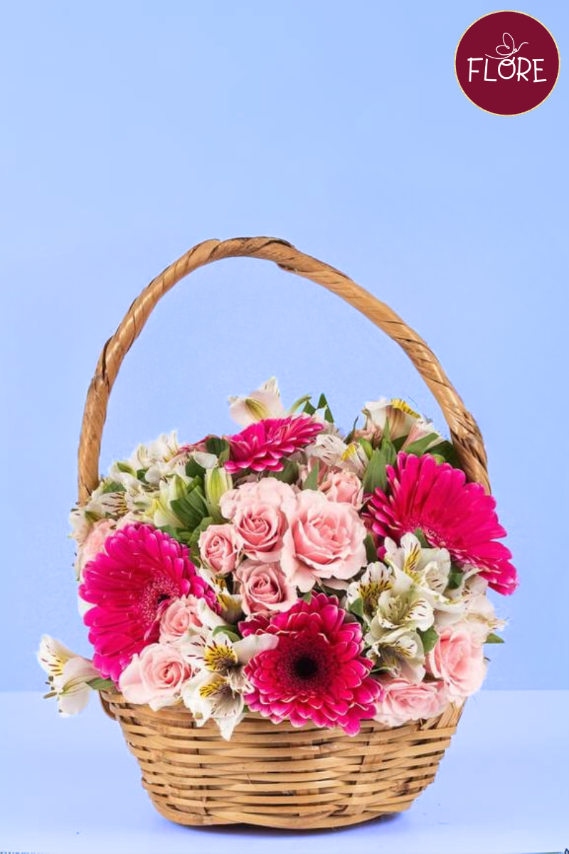 Flores rositas en canasta
