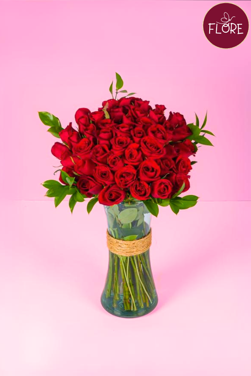 florero con 50 rosas