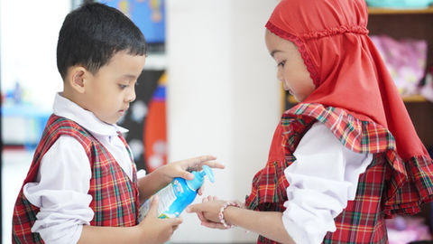 Berbaagi bersama teman 