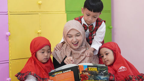 Anak-anak belajar membaca