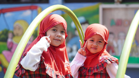 Bermain seru di area Playground