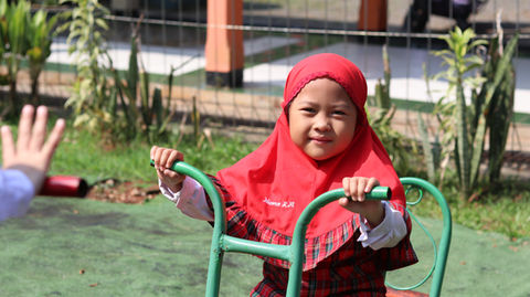 Anak bermain di playground
