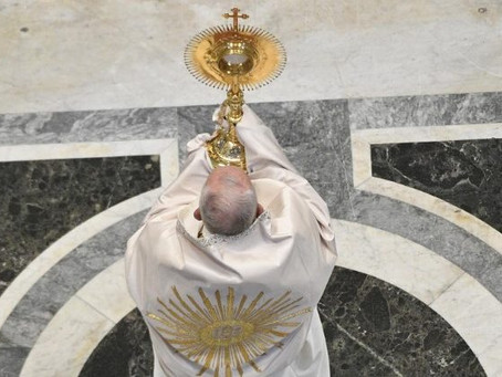 Papa celebra missa de Corpus Christi na Basílica de São Pedro