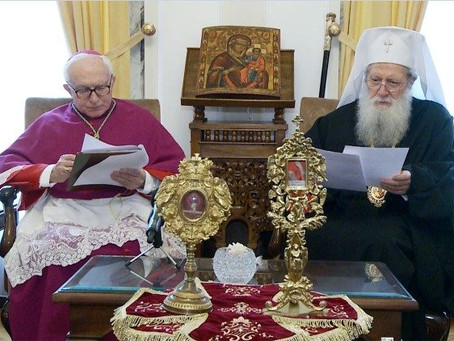 Papa doa relíquias dos Santos Clemente e Potito a Neofit