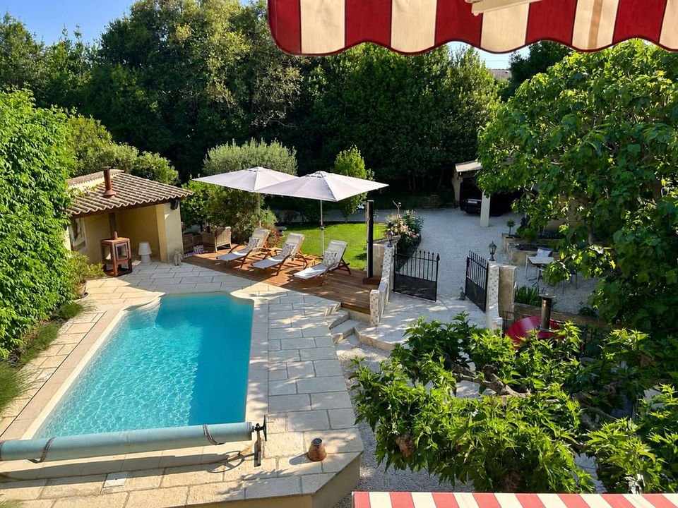 The saltwater pool is the centre of th garden area that you can use exclusively as our guests. Enjoy the water, the fireplace right next to the pool, lie in the shade or refresh underneath the outdoor shower while overlooking the rose garden.