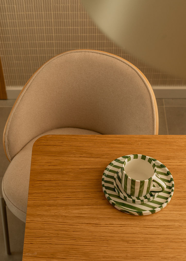 Taza y silla: diseño interior elegante
