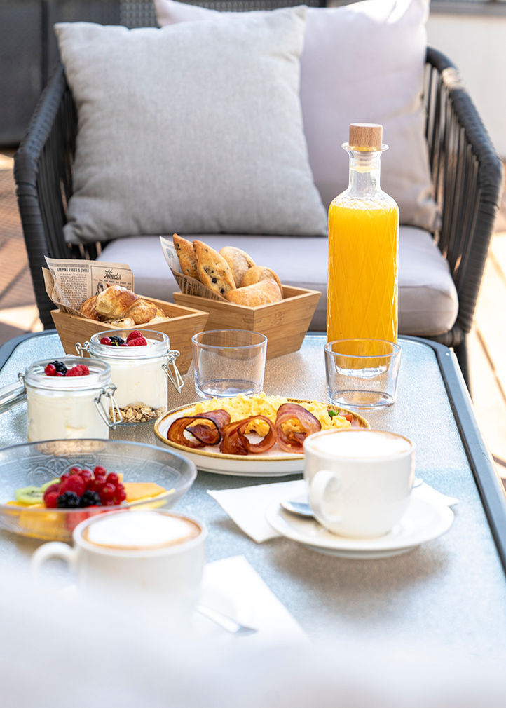 Abundante desayuno con café, zumo, bollería, crepes y frutas frescas.