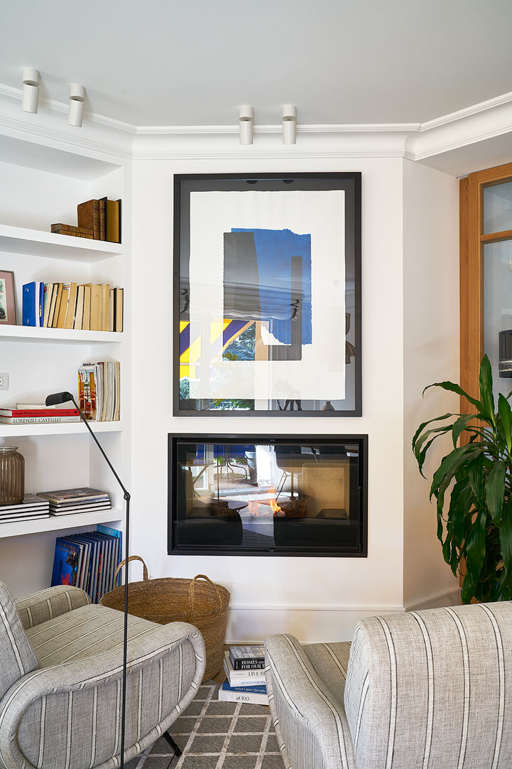Fotografía del salón, con la chimenea al fondo