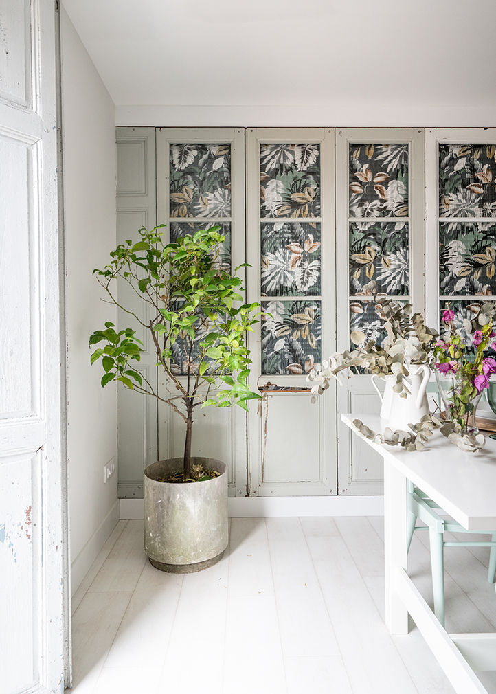 Reforma integral en el centro de Santander. Reforma piso una habitación, salón y cocina en un mismo espacio, vigas de madera, sofá chester. Fotografía de interiores, David Montero fotógrafo de interiores