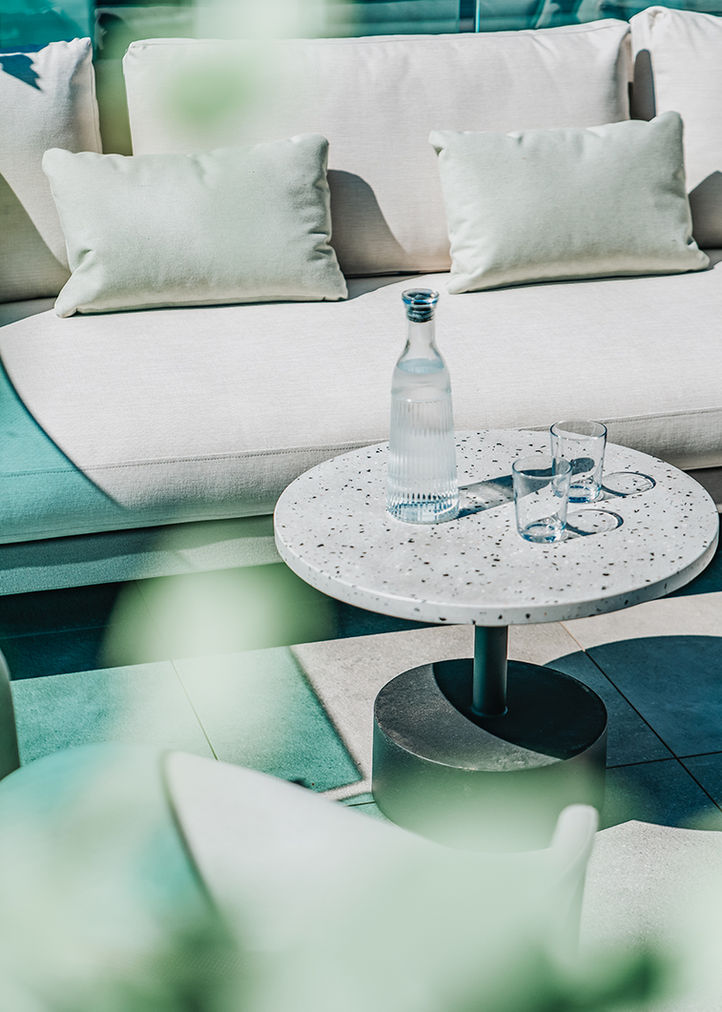 Mesa exterior con agua y cojines