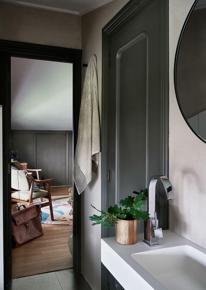 Reforma integral Bermeo, colores ocre, chimenea