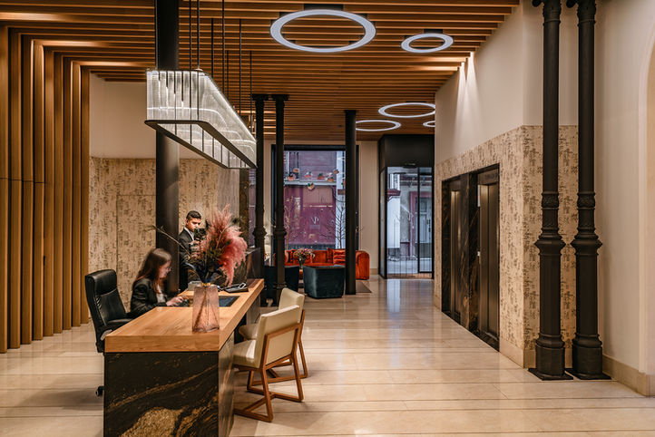 Recepción elegante del Hotel Vincci UNUK 5* GL Sevilla