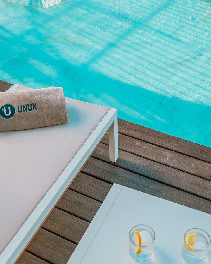 Toalla en hamaca junto a piscina