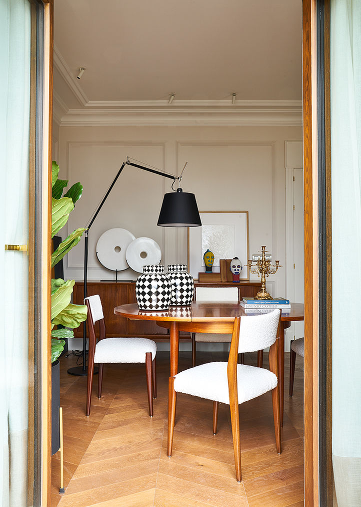 Comedor elegante con mesa redonda y sillas blancas