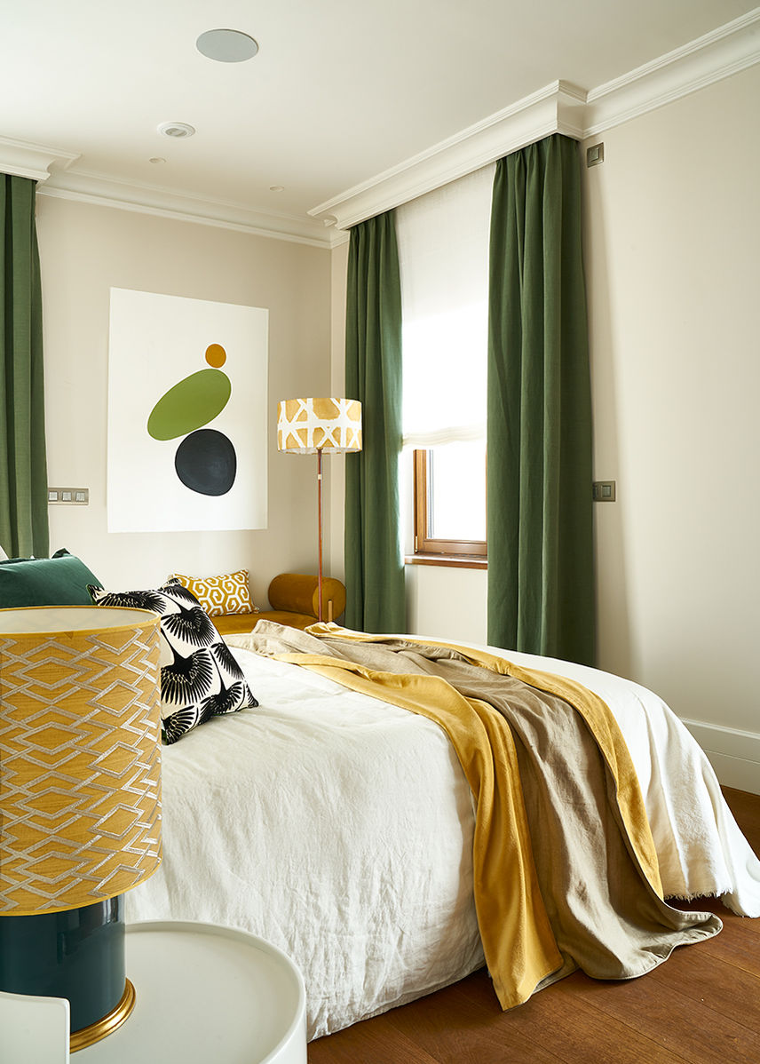 Dormitorio elegante con cortinas verdes y detalles dorados