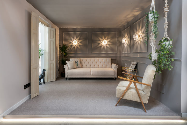 reforma integran en un pequeño piso de Santander. Fotografía de interiores, baño con ducha, puertas correderas.