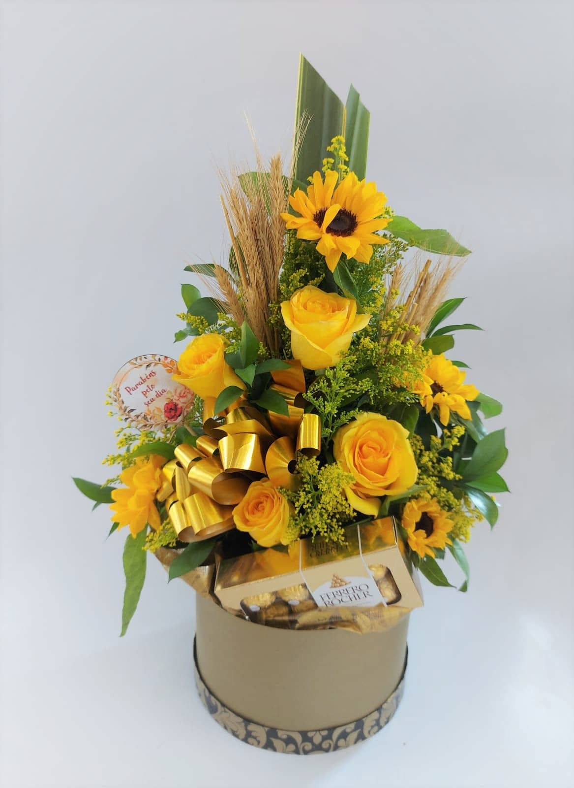 Arranjo-Box Elegance Rosas Amarelas e Girassóis com Bombons