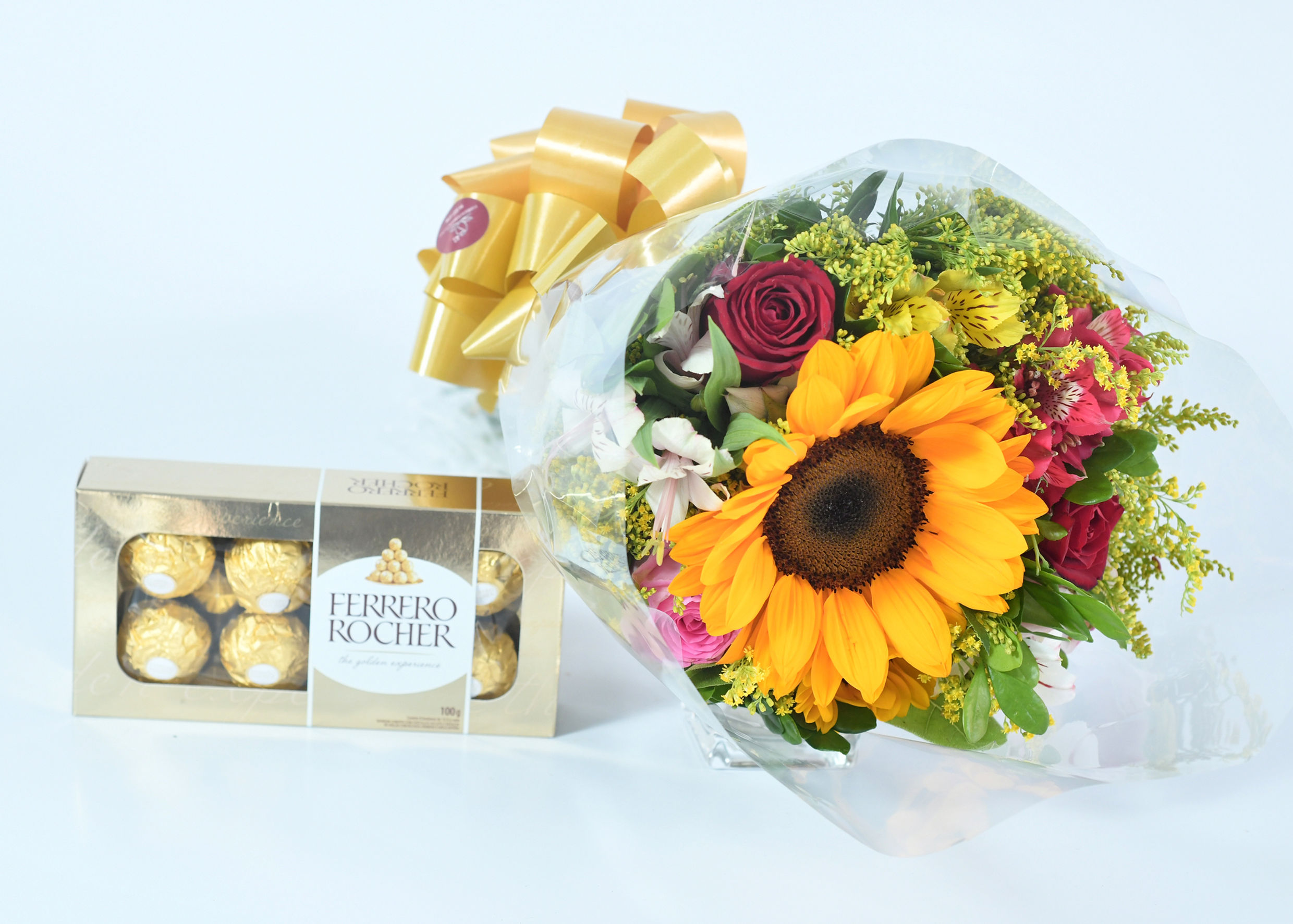 Buquê Clássico de Flores Mistas e Bombons