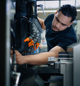 Junger Mann richtet die Fräsmaschine ein