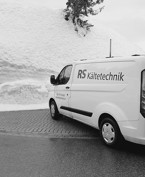 RS Kältetechnik Serviceauto bei Schnee