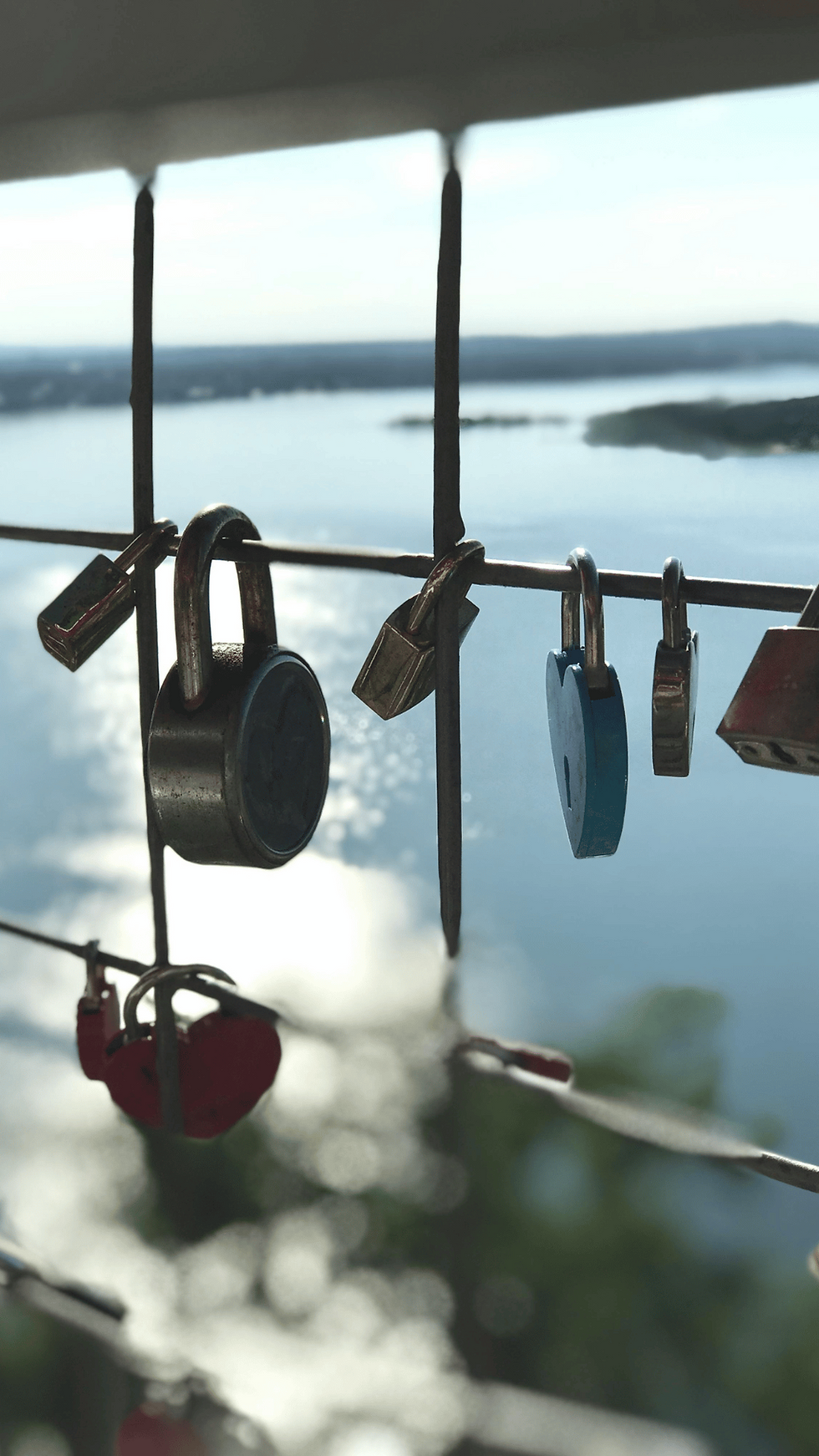 Brücke mit Gitter, an dem Schlösser hängen.