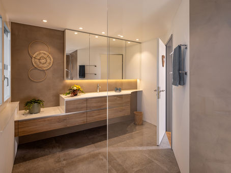 Spiegelschrank schön ausgeleuchtet