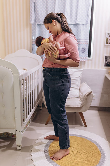 Florence POLASTRI-Femme en periode dde maternite qui berce son bebe.jpg