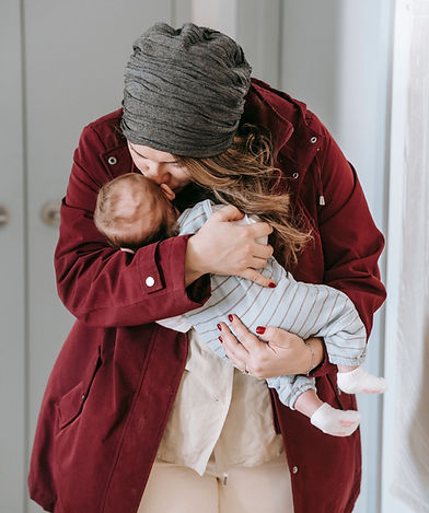 Femme qui embrasse son enfant dans les bras-02.jpg