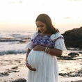 Une femme enceinte tient son ventre