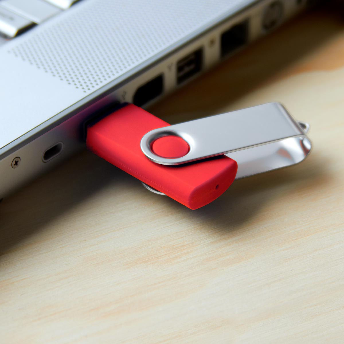 USB FLOPPY 8 GB CON PROTECCIÓN GIRATORIO