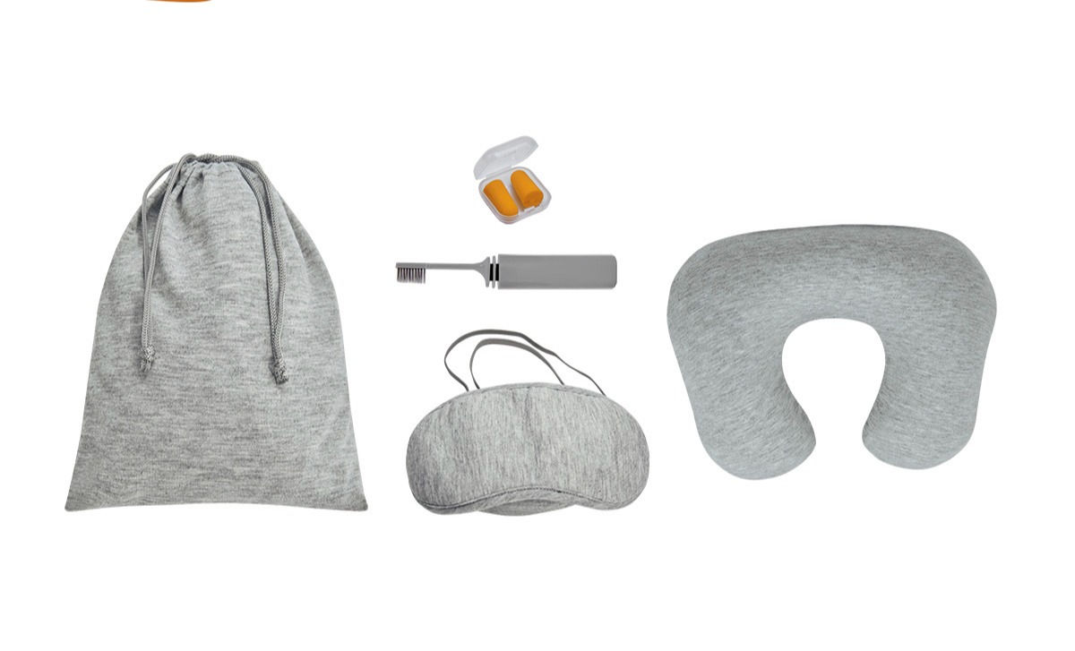 SET DE VIAJE CON ALMOHADA ANTIFAZ, GOMAS PARA OIDOS, CEPILLO DENTAL EN BOLSA