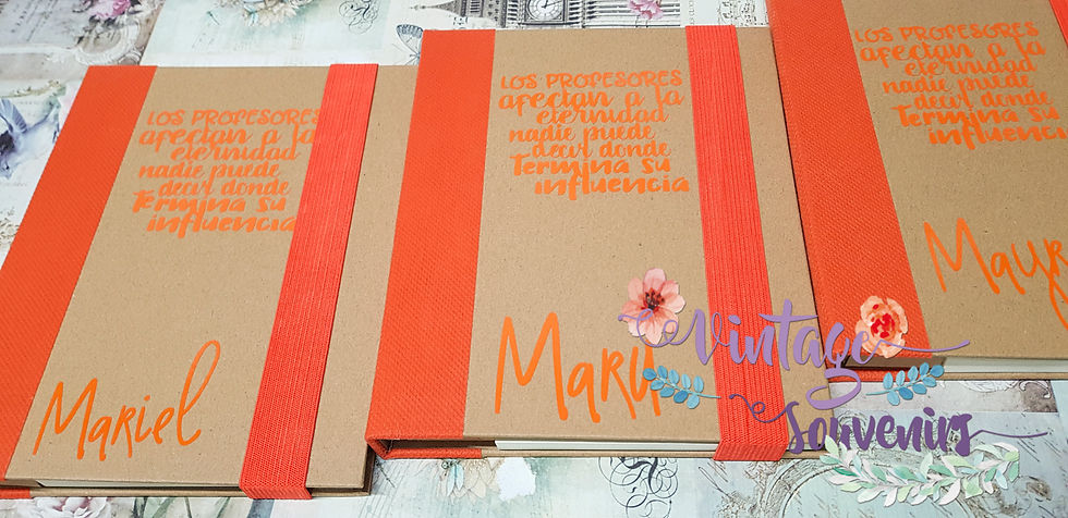Miniatura: LIBRETA DE CARTÓN CON BLOCK Y BANDERAS ADHESIVAS CON BOLÍGRAFO "RID" MAESTROS1