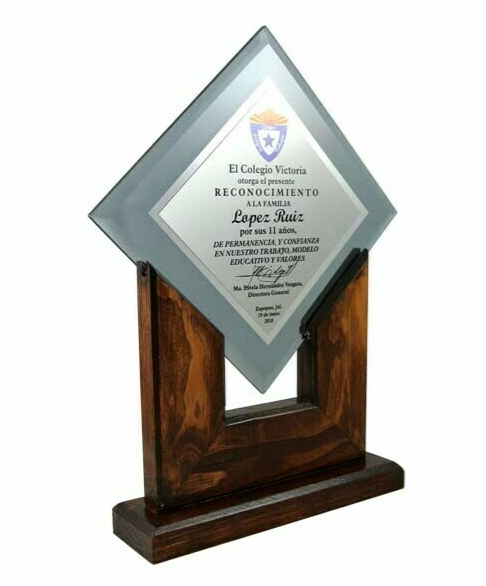 TROFEO DE CRISTAL DE ROMBOCON PLACA PERSONALIZADA EN BASE DE MADERA