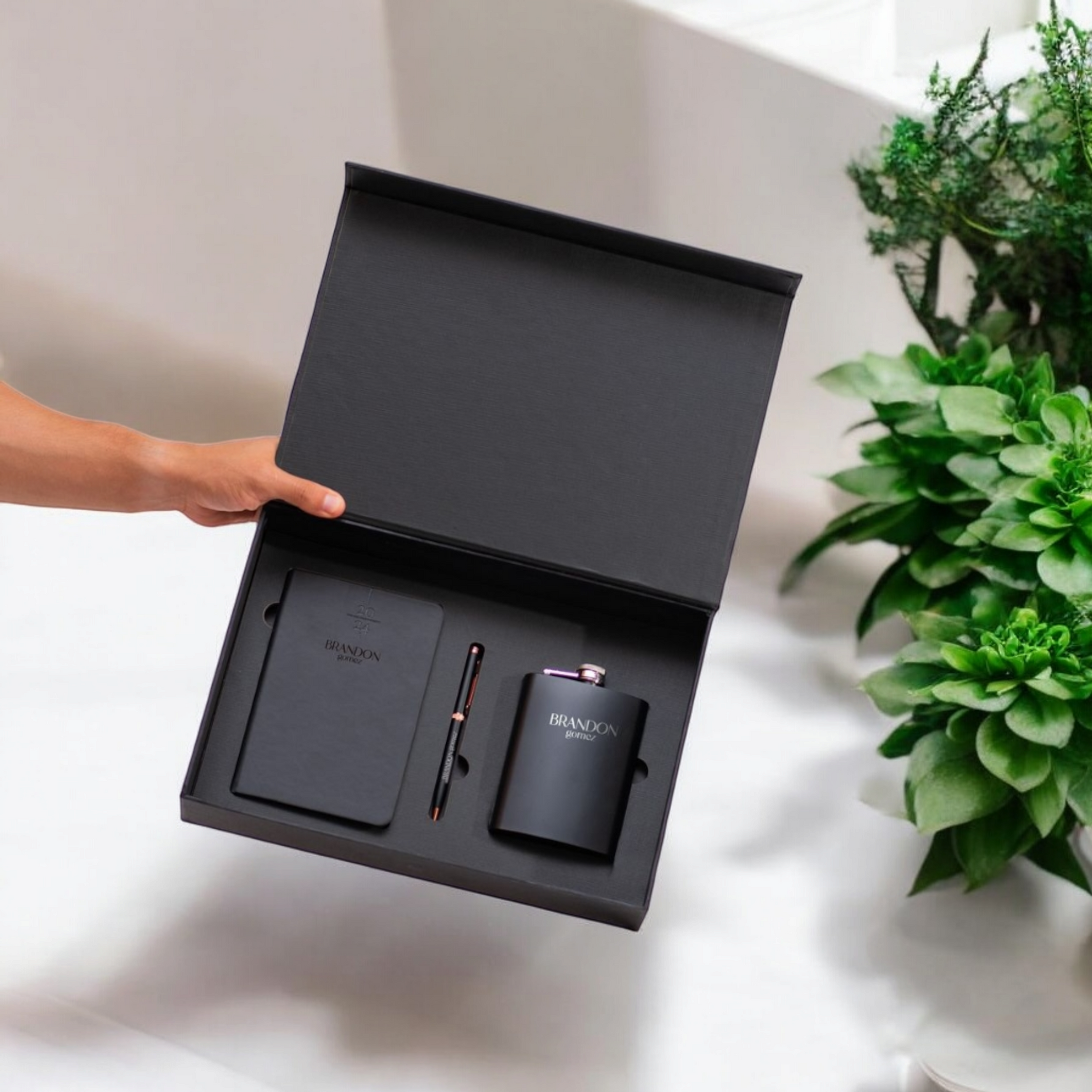 KIT DE REGALO "PREMIUM 8" – LIBRETA, BOLÍGRAFO Y LICORERA EN CAJA DE LUJO