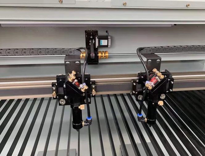 Miniatura: Máquina de corte y grabado láser CO2