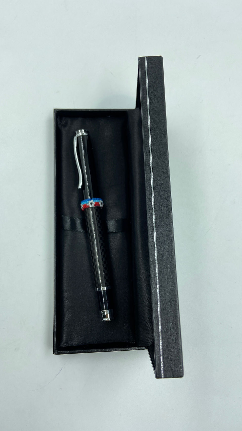 Bolígrafo de Fibra de Carbono con Tapa Metálica Decorado "Huichol"