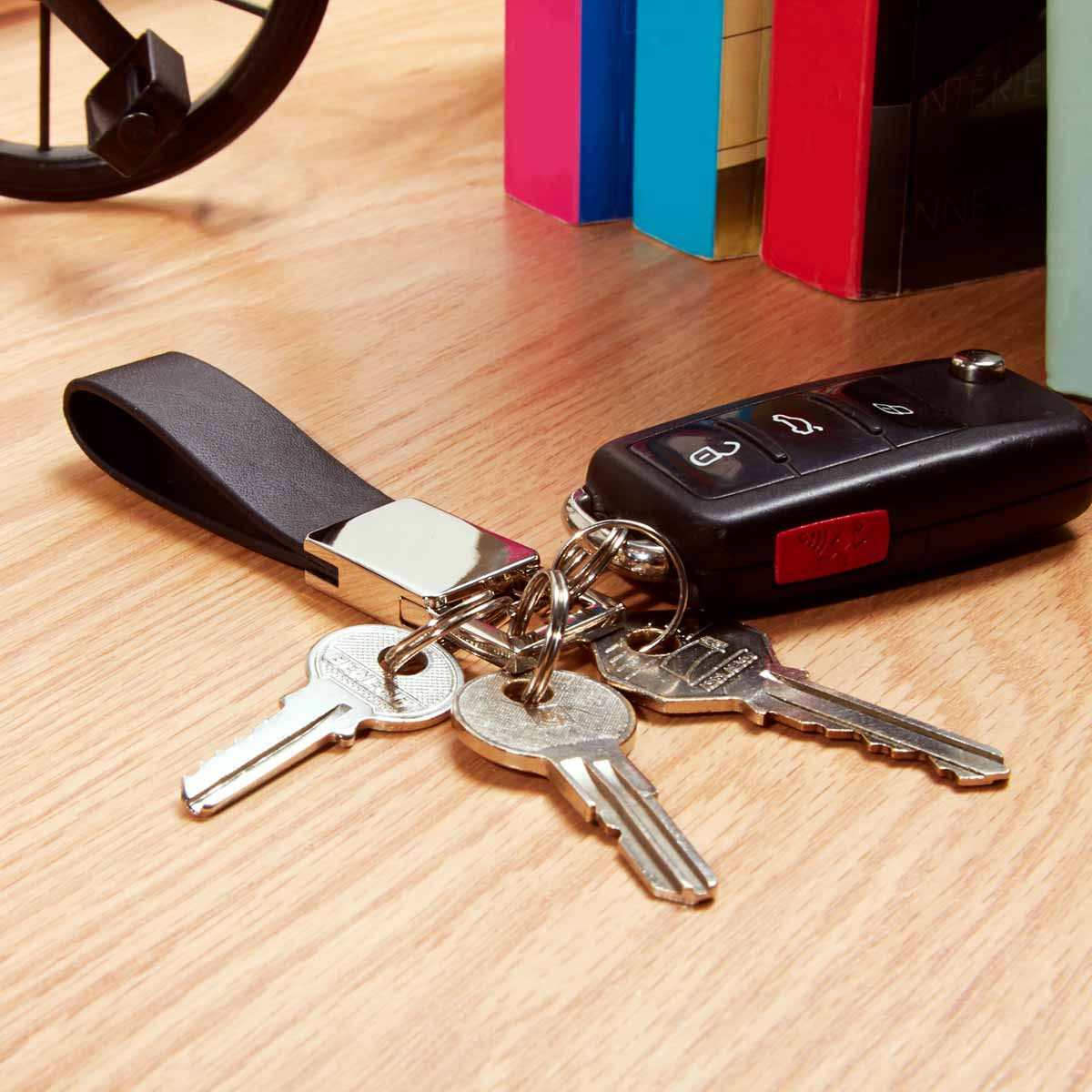 100PZAS LLAVERO DE CURPIEL CON PLACA DE METAL "ARUM"