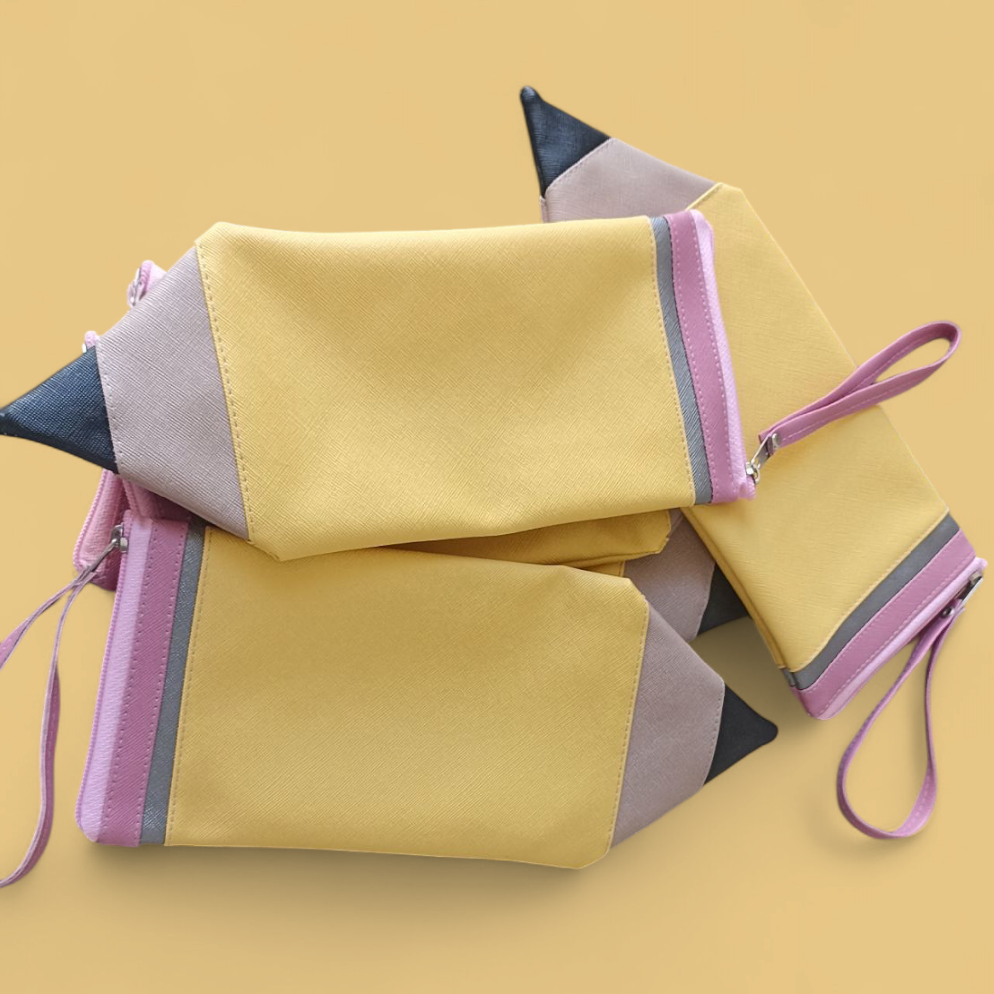 ESTUCHE  PARA COLORES EN FORMA DE LÁPIZ