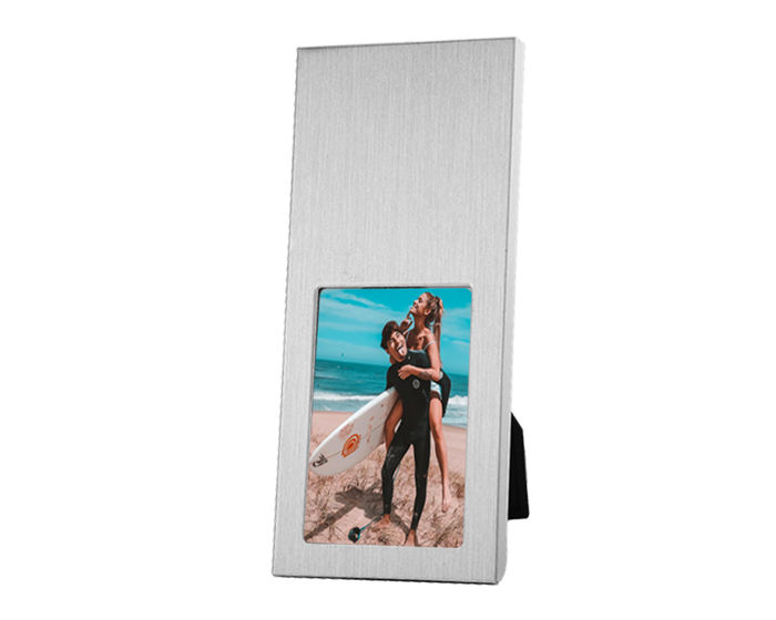 Portarretrato de Aluminio "Eddi" - Elegancia Compacta para Tus Recuerdos Especiales