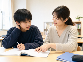 熊取の個別指導塾で学校ワークを見直す日本人中学生と女性講師