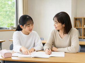 熊取の個別指導塾で分からない問題を質問する日本人中学生と女性講師
