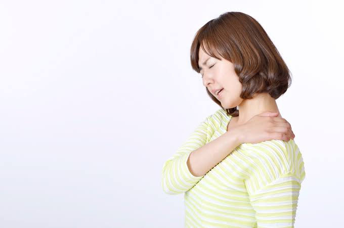猫背・肩こりの原因と自宅でできる改善法【デスクワーク向け】