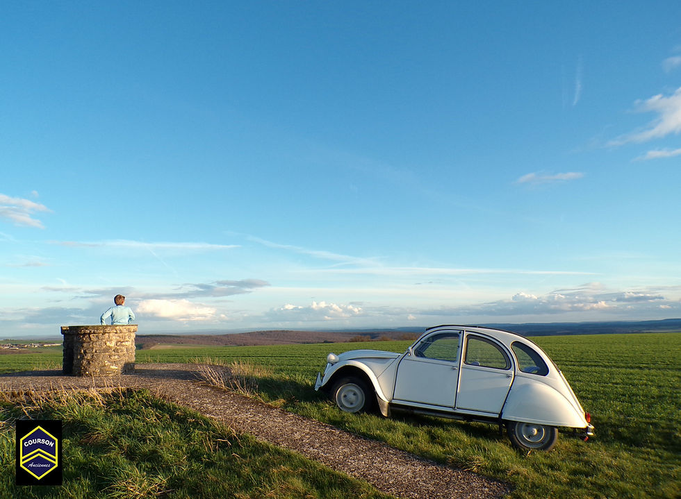 2CV blanche dans un paysage champêtre pour location Mariages